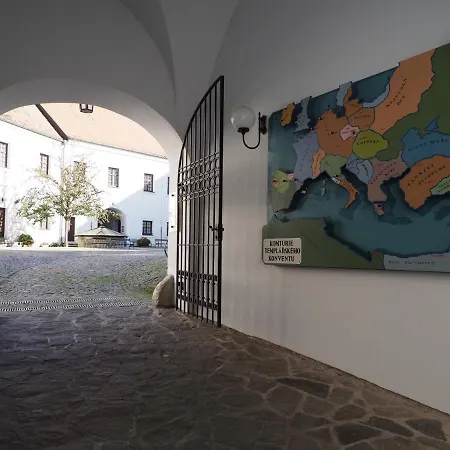 Chateau Zamek فندق 4*